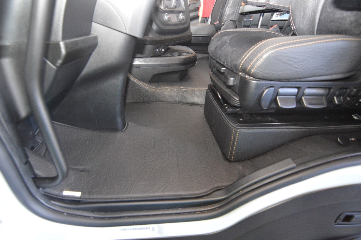 Obicia podstaw foteli/cokoły PRESTIGE-LINE IVECO S-WAY od 2019 CZARNY SABA