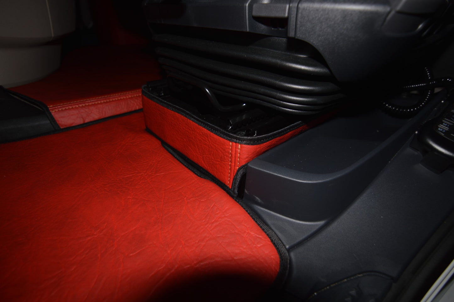 Obicia podstaw foteli/cokoły PRESTIGE-LINE DAF XG od 2022 fotel pasażera nieamortyzowany CZERWONY SABA