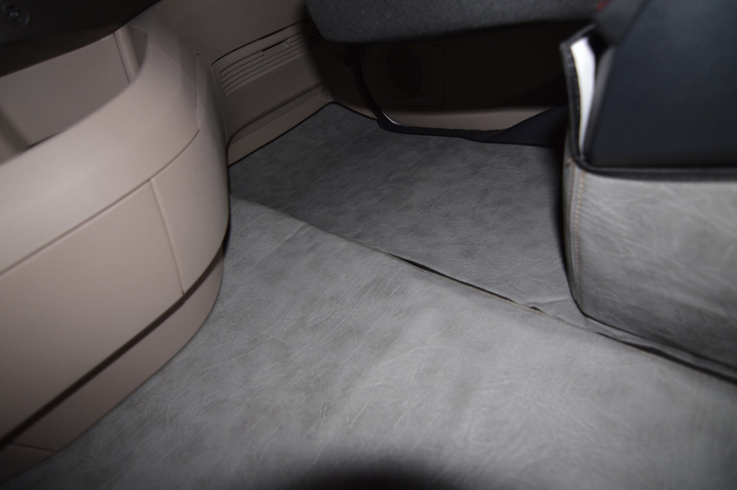 Obicia podstaw foteli/cokoły PRESTIGE-LINE DAF XG od 2022 fotel pasażera nieamortyzowany SZARY SABA