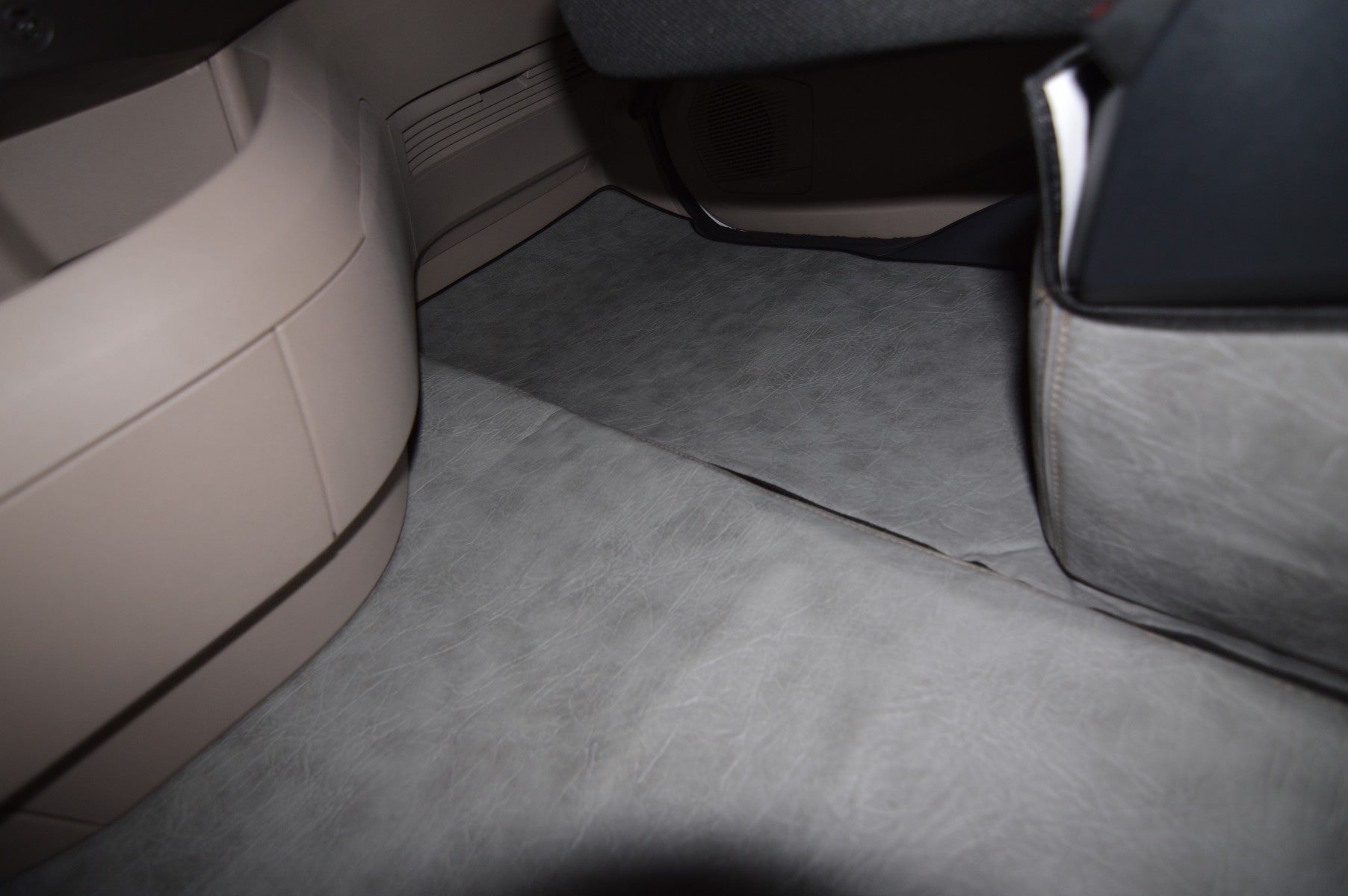 Obicia podstaw foteli/cokoły PRESTIGE-LINE DAF XG od 2022 fotel pasażera nieamortyzowany SZARY SABA