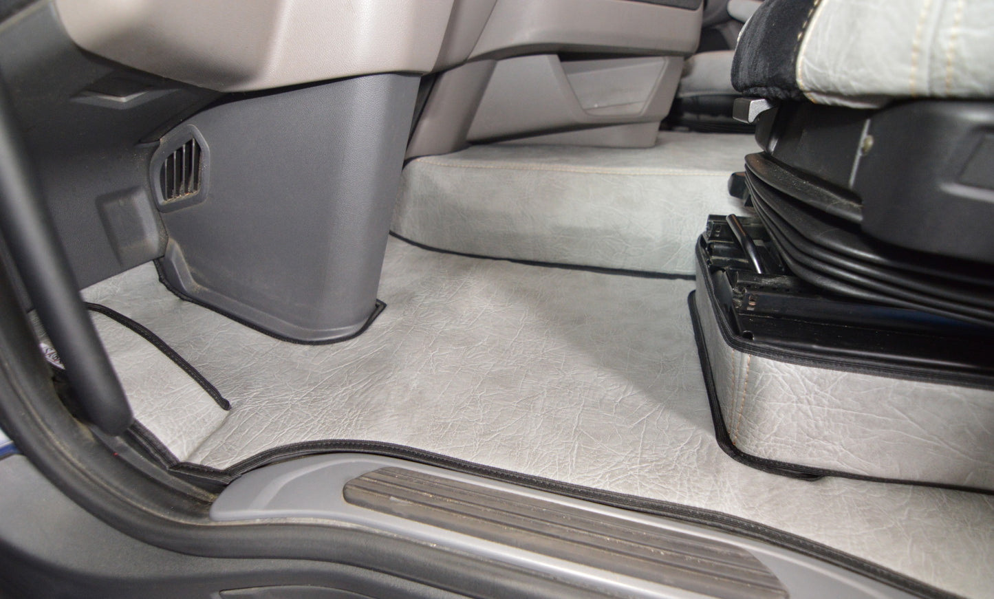 Obicia podstaw foteli/cokoły PRESTIGE-LINE SCANIA seria R,S od 2017 fotel pasażera amortyzowany SZARY SABA