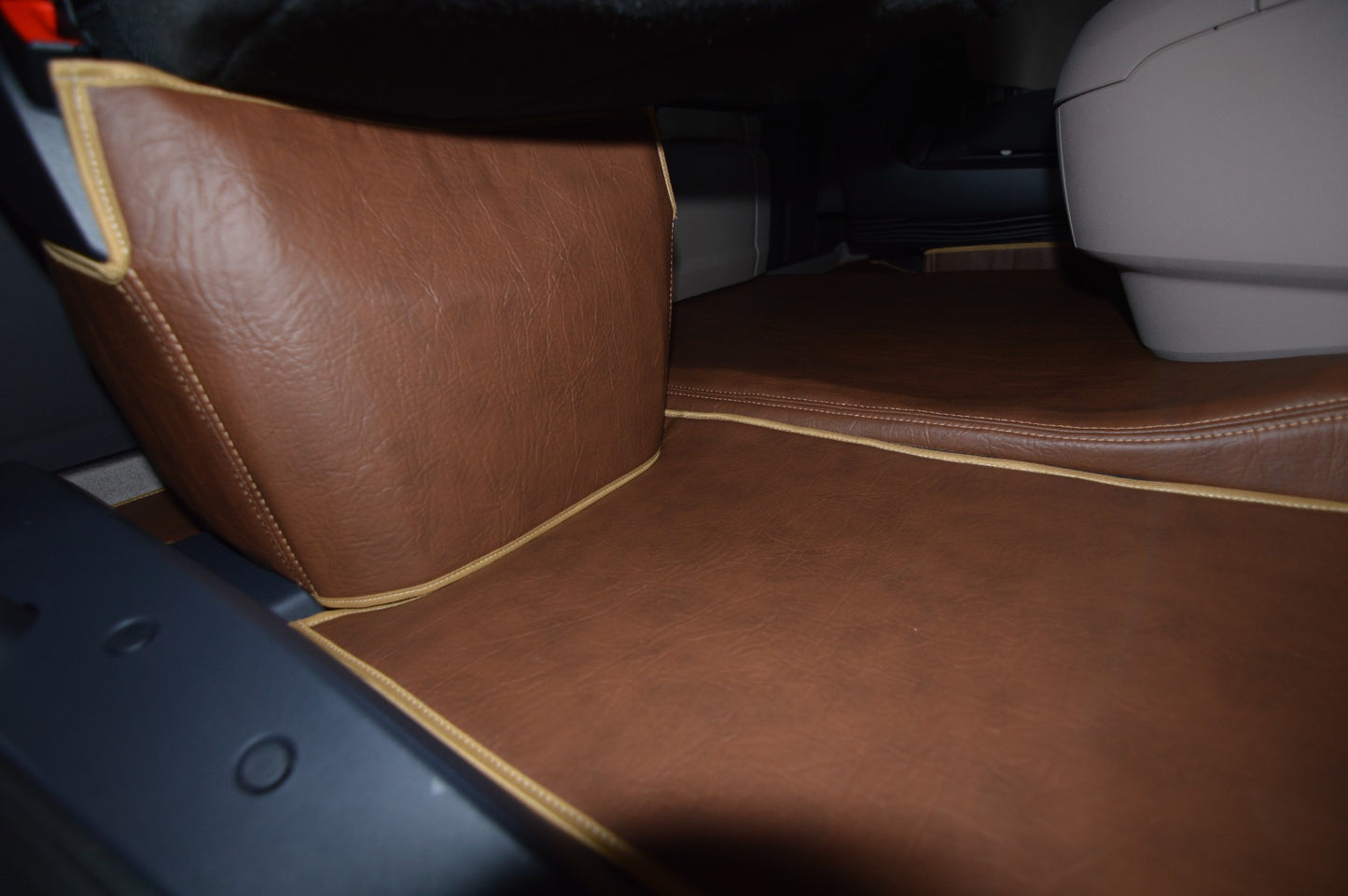 Obicia podstaw foteli/cokoły PRESTIGE-LINE DAF XG od 2022 fotel pasażera nieamortyzowany BRĄZ SABA