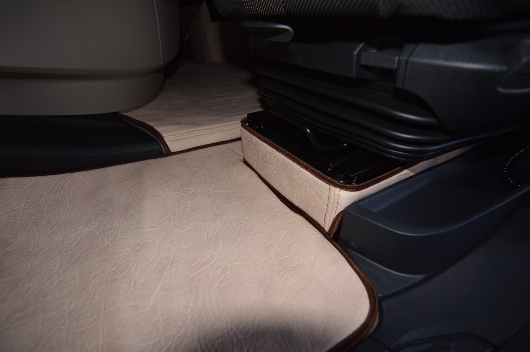 Obicia podstaw foteli/cokoły PRESTIGE-LINE DAF XG od 2022 fotel pasażera nieamortyzowany BEŻ SABA