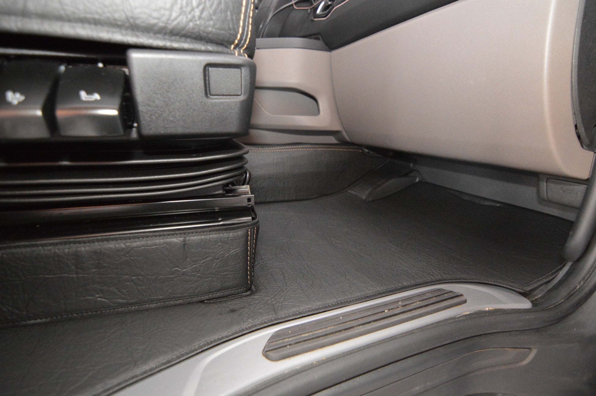 Obicia podstaw foteli/cokoły PRESTIGE-LINE SCANIA seria R,S od 2017 fotel pasażera amortyzowany CZARNY SABA