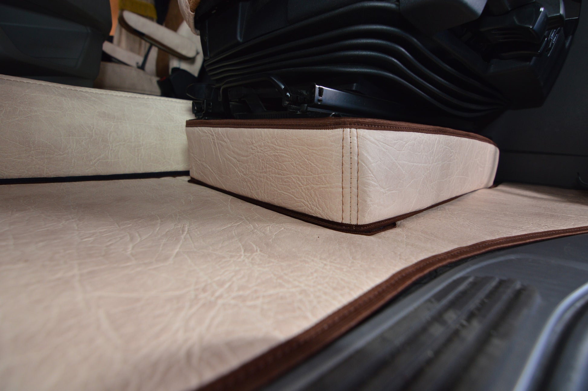 Obicia podstaw foteli/cokoły PRESTIGE-LINE SCANIA seria R,S od 2017 fotel pasażera amortyzowany BEŻ SABA