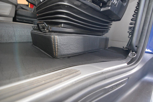 Obicia podstaw foteli/cokoły PRESTIGE-LINE SCANIA seria R,S od 2017 fotel pasażera nieamortyzowany CZARNY SABA